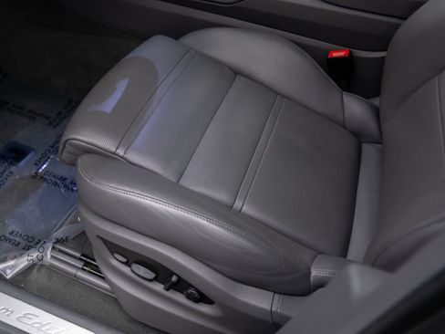 Certified 2022 Porsche Cayenne Platinum Edition image 17