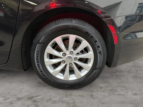 Used 2019 Chrysler Pacifica Touring-L FWD image 44