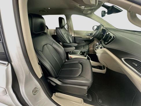 Used 2024 Chrysler Pacifica Limited FWD image 31