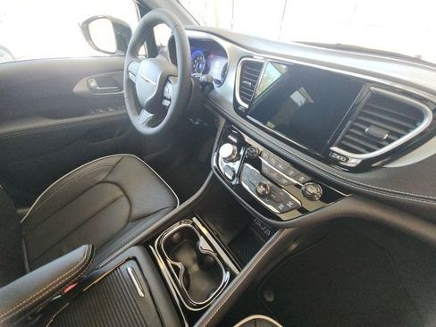 New 2025 Chrysler Pacifica Limited image 21