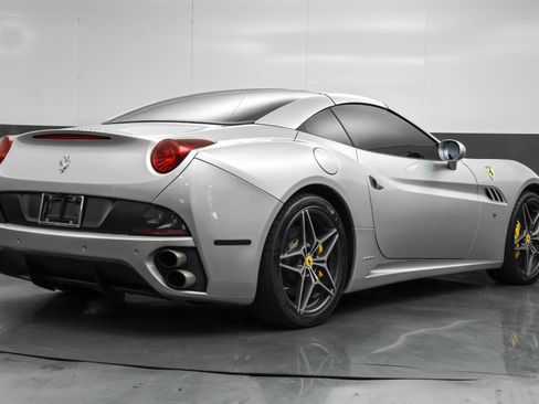Used 2011 Ferrari California image 2
