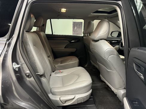 Used 2022 Toyota Highlander XLE AWD/4WD image 19