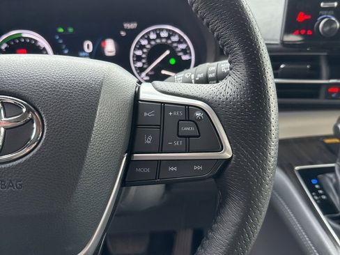 Used 2021 Toyota Sienna Limited image 23