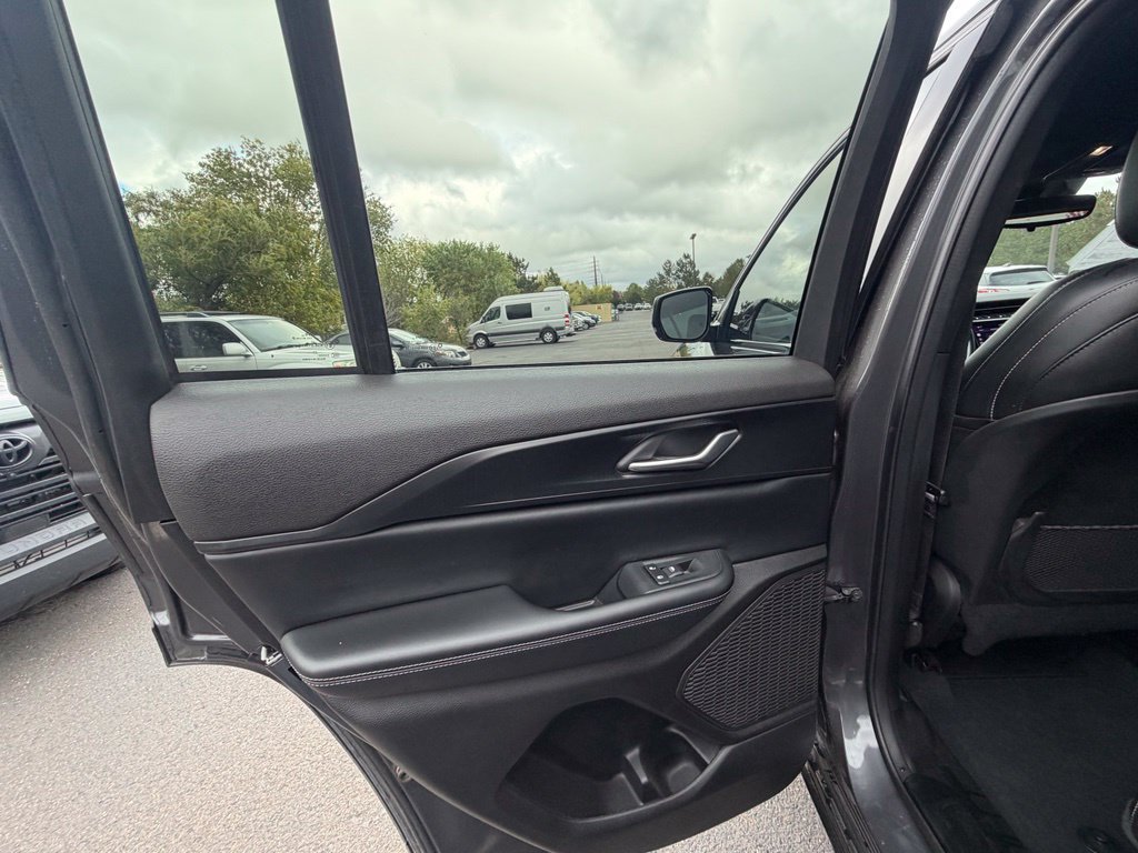 Used 2024 Jeep Grand Cherokee Altitude AWD/4WD image 16
