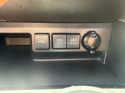 Used 2020 Toyota Highlander XLE AWD/4WD image 35