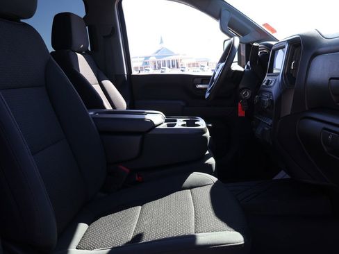 Used 2022 Chevrolet Silverado 2500 Custom w/ Custom Value Package image 9