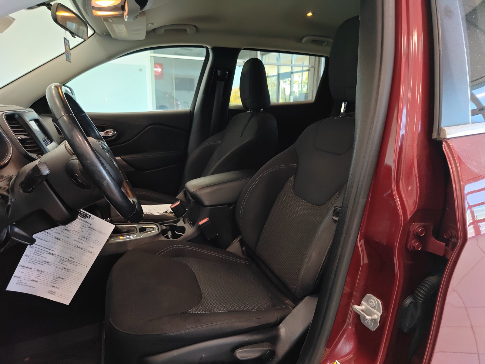 Used 2019 Jeep Cherokee Latitude w/ Cold Weather Group FWD image 9