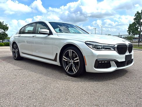 Used 2019 BMW 750i w/ Executive Package image 3