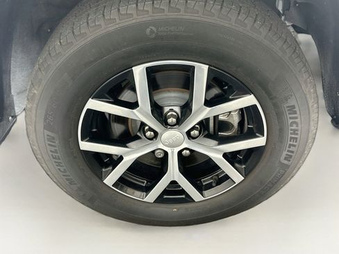 Used 2023 Jeep Grand Cherokee L Limited w/ Luxury Tech Group II RWD image 11