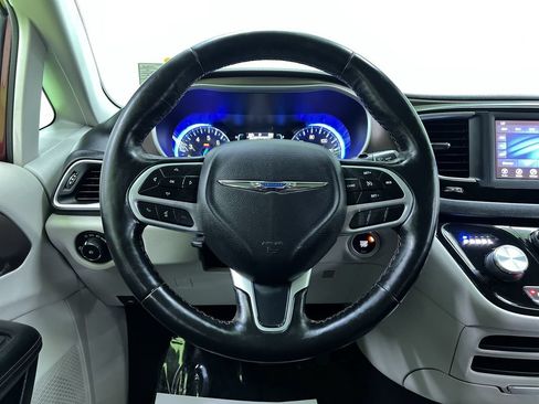 Used 2019 Chrysler Pacifica Touring-L FWD image 19