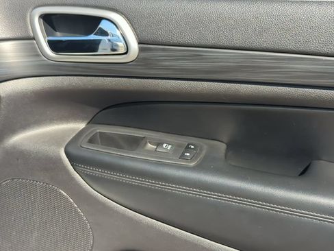 Used 2019 Jeep Grand Cherokee Altitude AWD/4WD image 28