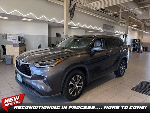 Used 2021 Toyota Highlander XLE AWD/4WD image 1
