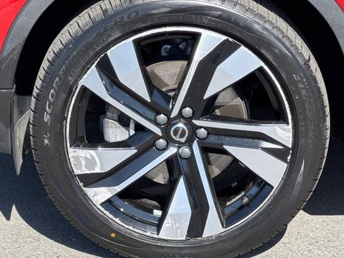 Certified 2023 Volvo XC40 B5 Plus w/ Driver Assist Package AWD/4WD image 12