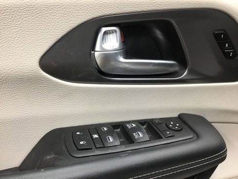 Used 2024 Chrysler Pacifica Touring-L image 7