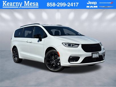 New 2026 Chrysler Pacifica Limited w/ S Appearance Package