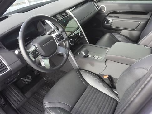 Used 2025 Land Rover Discovery S image 18