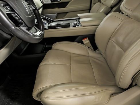 Used 2019 Lincoln Navigator Reserve image 17