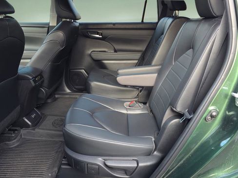 Used 2023 Toyota Highlander XLE image 14