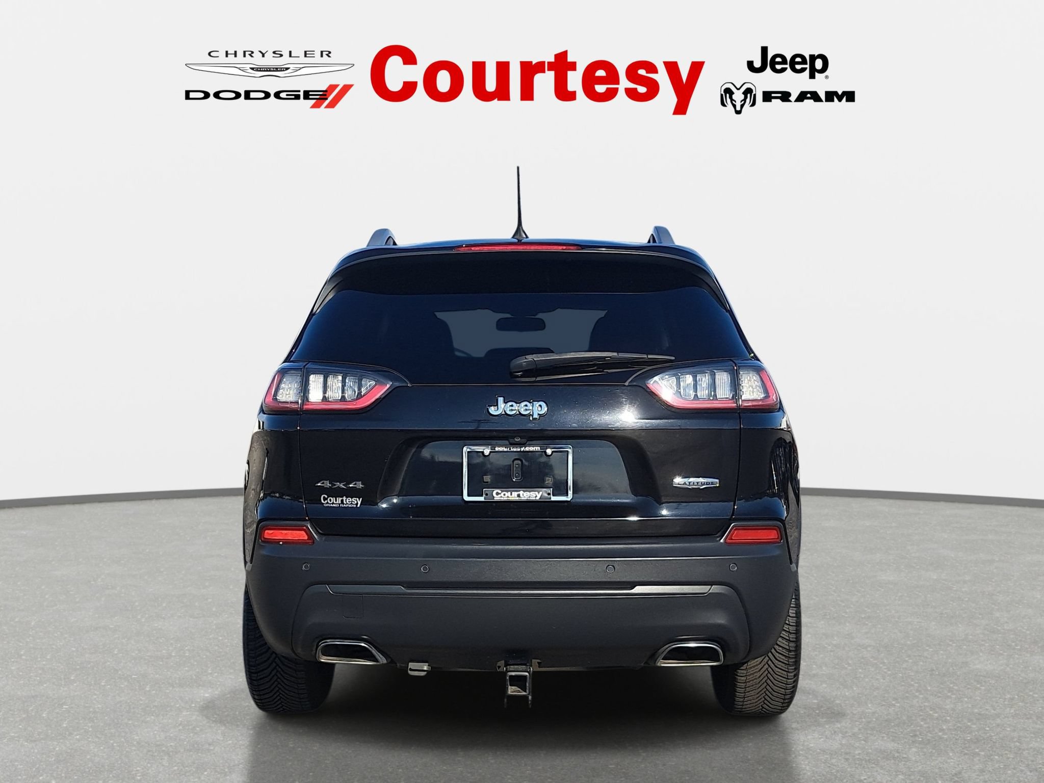 Used 2019 Jeep Cherokee Latitude Plus w/ Cold Weather Group AWD/4WD image 5