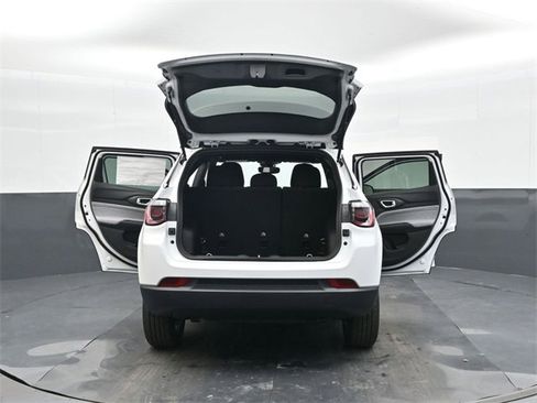 Used 2025 Jeep Compass Sport image 43