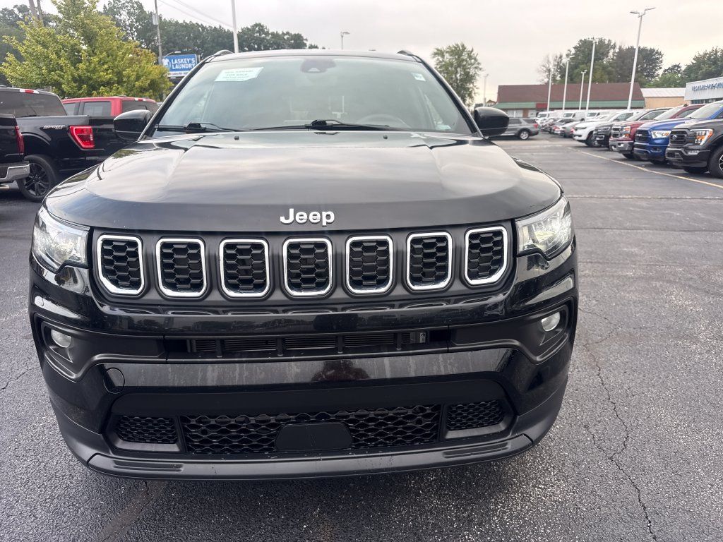 Used 2024 Jeep Compass Latitude AWD/4WD image 3