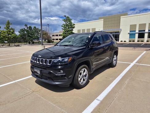 Used 2025 Jeep Compass Latitude w/ Sun & Sound Group AWD/4WD image 1