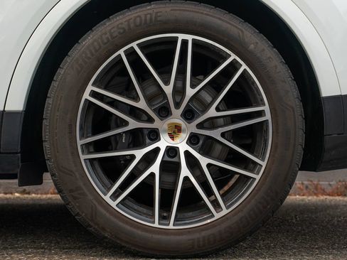 Used 2024 Porsche Cayenne AWD/4WD image 12