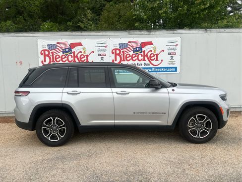 Used 2022 Jeep Grand Cherokee Trailhawk image 2