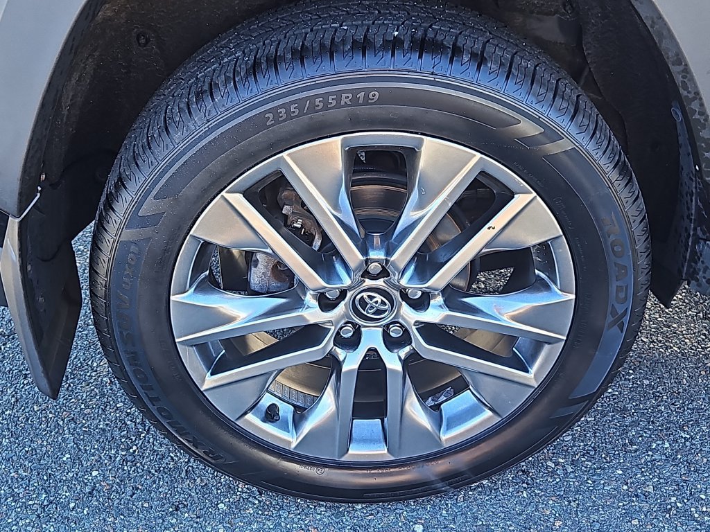 Used 2020 Toyota RAV4 XLE Premium AWD/4WD image 8