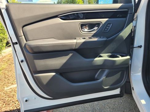 New 2025 Honda Pilot Touring image 7