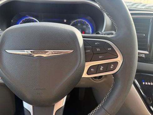 Used 2023 Chrysler Pacifica Touring-L image 10