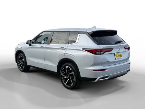 Used 2024 Mitsubishi Outlander SE image 3