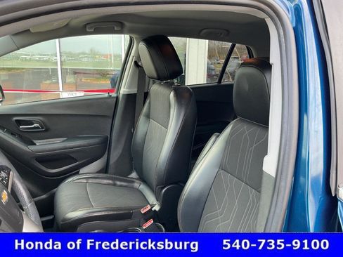 Used 2020 Chevrolet Trax LT w/ LT Convenience Package image 27