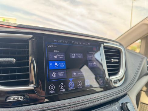 Used 2017 Chrysler Pacifica Limited w/ UConnect Theater Package FWD image 31