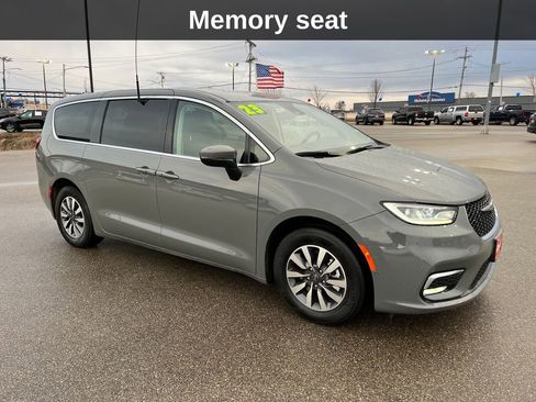 Used 2023 Chrysler Pacifica Touring-L image 9