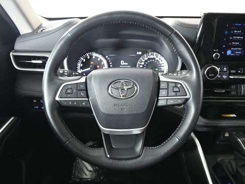 Used 2024 Toyota Highlander XLE AWD/4WD image 34