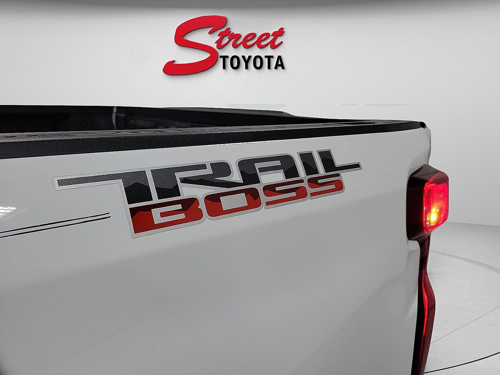Used 2024 Chevrolet Silverado 1500 LT Trail Boss w/ LT Trail Boss Premium Package AWD/4WD image 8