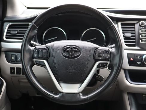 Used 2018 Toyota Highlander XLE image 17
