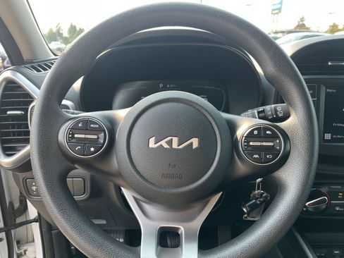 Used 2025 Kia Soul LX w/ LX Technology Package FWD image 28