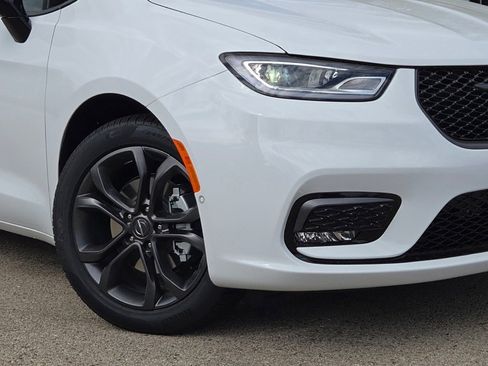 New 2026 Chrysler Pacifica Select image 3