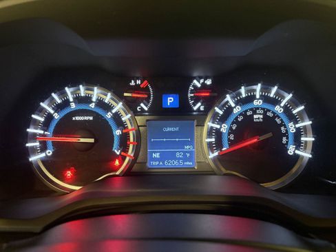 Used 2017 Toyota 4Runner SR5 AWD/4WD image 15