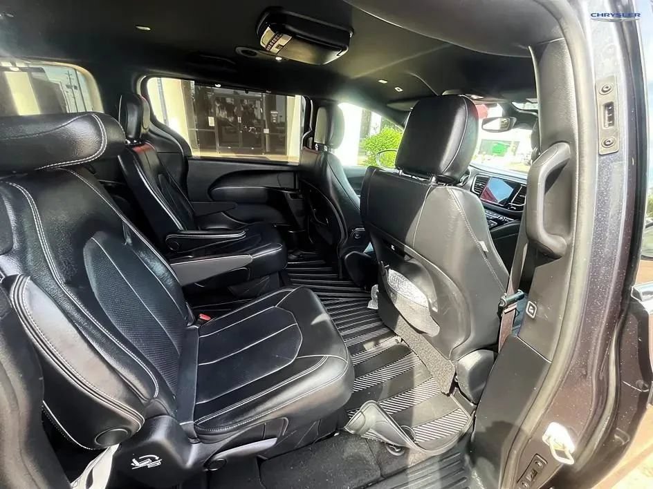 Used 2019 Chrysler Pacifica Touring-L w/ Advanced Safetytec Group FWD image 18