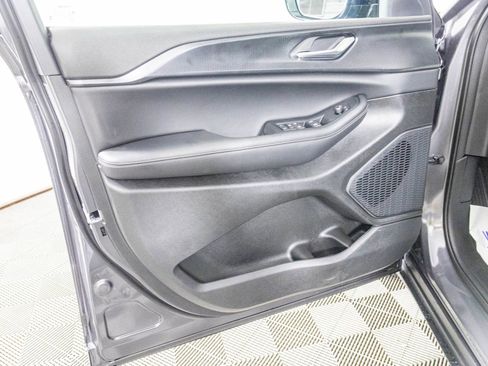 New 2025 Jeep Grand Cherokee Altitude image 14