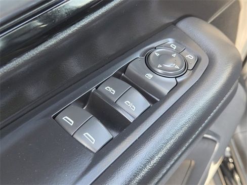 Used 2025 Chevrolet Suburban Z71 image 20