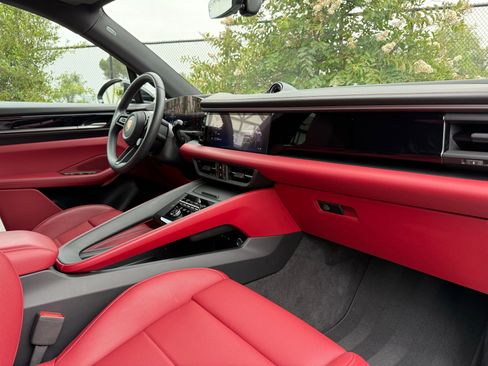 Used 2025 Porsche Macan 4S Electric AWD/4WD image 24