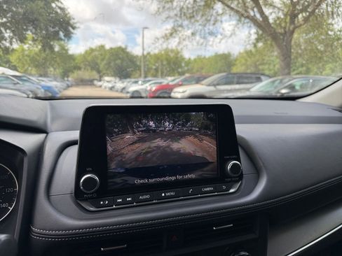 Used 2025 Nissan Rogue SV FWD image 17