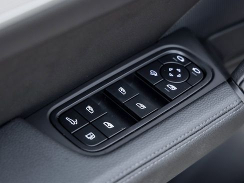 Certified 2025 Porsche Cayenne E-Hybrid Coupe image 20