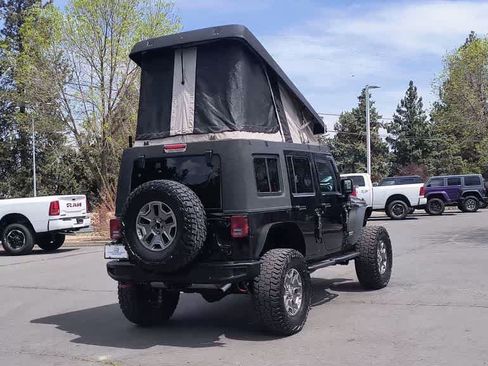 Used 2017 Jeep Wrangler Unlimited Rubicon w/ Connectivity Group AWD/4WD image 8