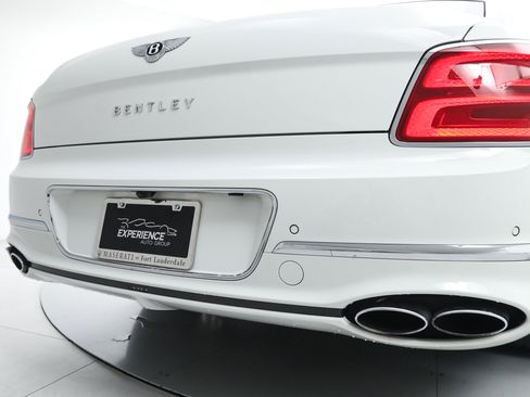 Used 2022 Bentley Flying Spur Plug-In Hybrid AWD/4WD image 14