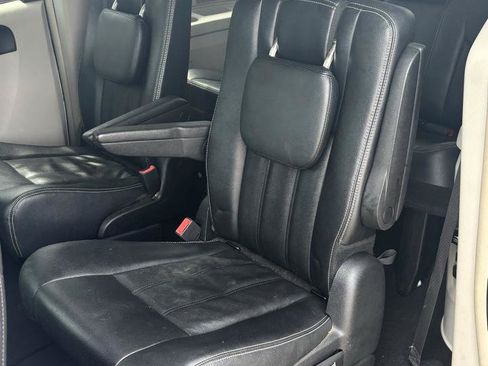 Used 2016 Chrysler Town & Country Touring FWD image 21